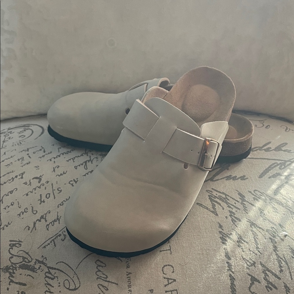 Project Cloud Elegant Cream Buckle Mules for Women. NWOT